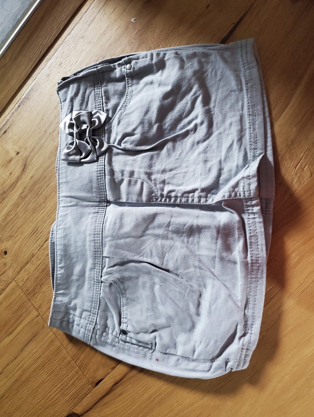 Women’s Mini Skirt with Decorative Bow - Light Gray